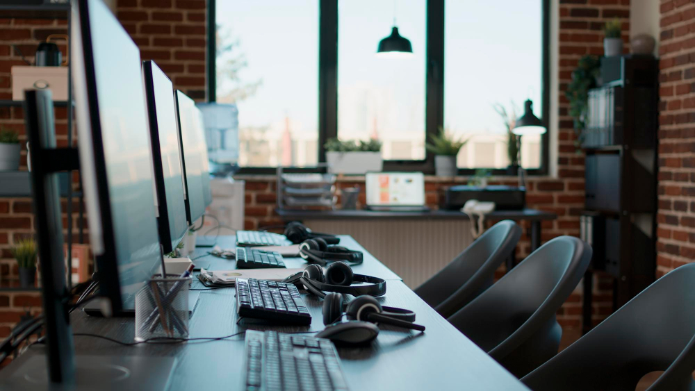 Ein Büro mit vielen Headsets