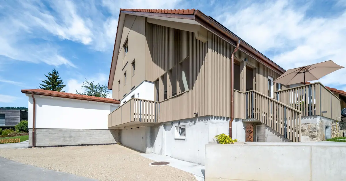 Modernes Einbaumöbel aus Massivholz in einem WC, mit aufgesetztem ovalem Lavabo – hochwertiges Badezimmer-Design im Holzbau von Vögeli Holzbau