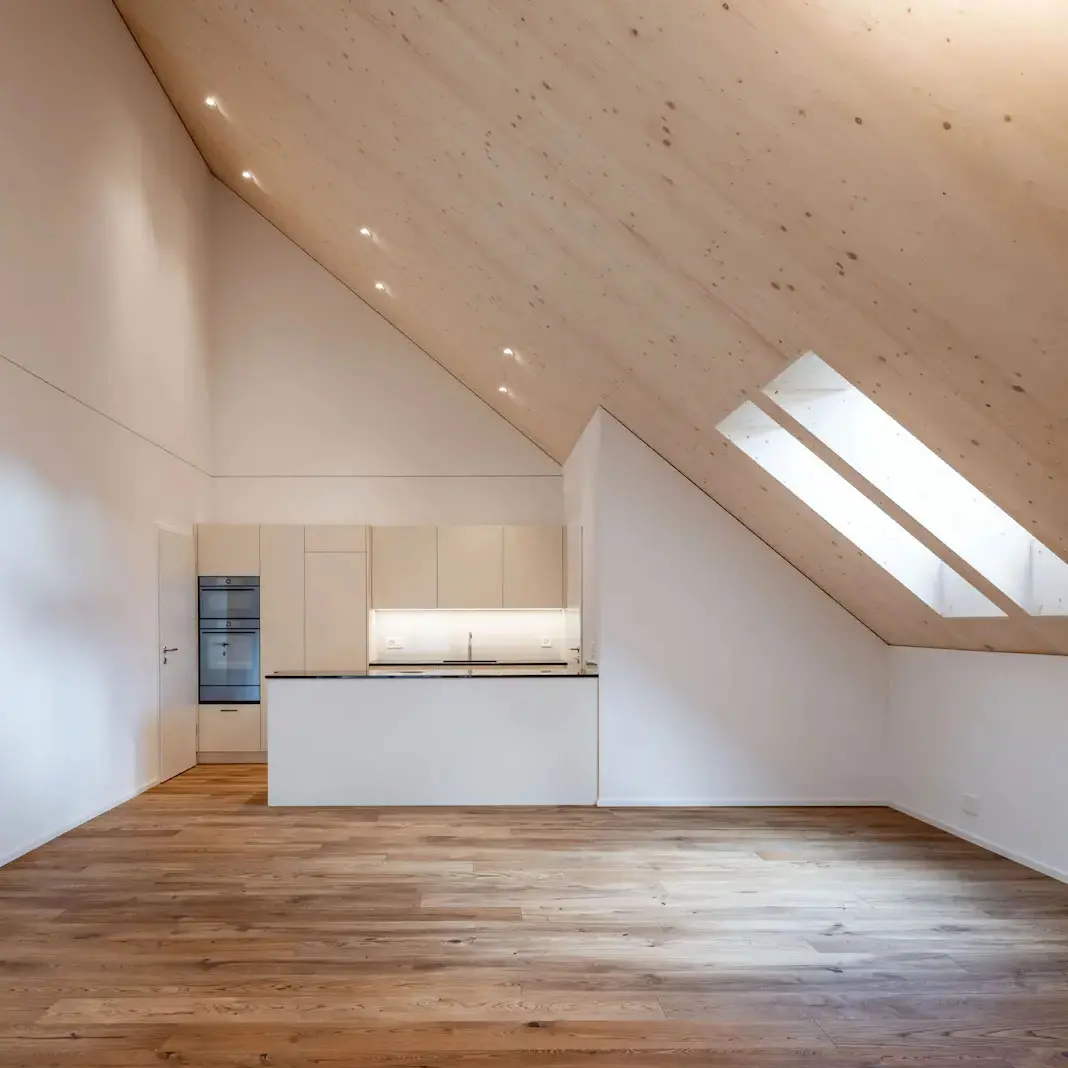 Spenglerarbeiten am Dach mit Zinkverkleidungen – Fallrohr, Dachrinne, Ortbrett und Stirnbrett aus Zink von Vögeli Holzbau