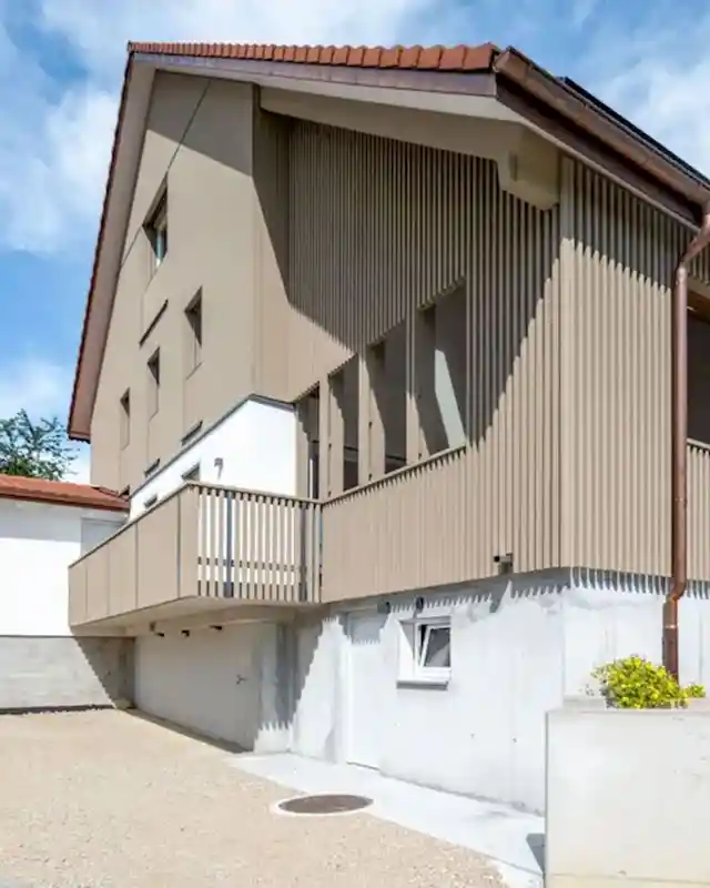 Modernes Einfamilienhaus mit Holzfassade welches durch die Vögeli Holzbau gefertigt wurde.
