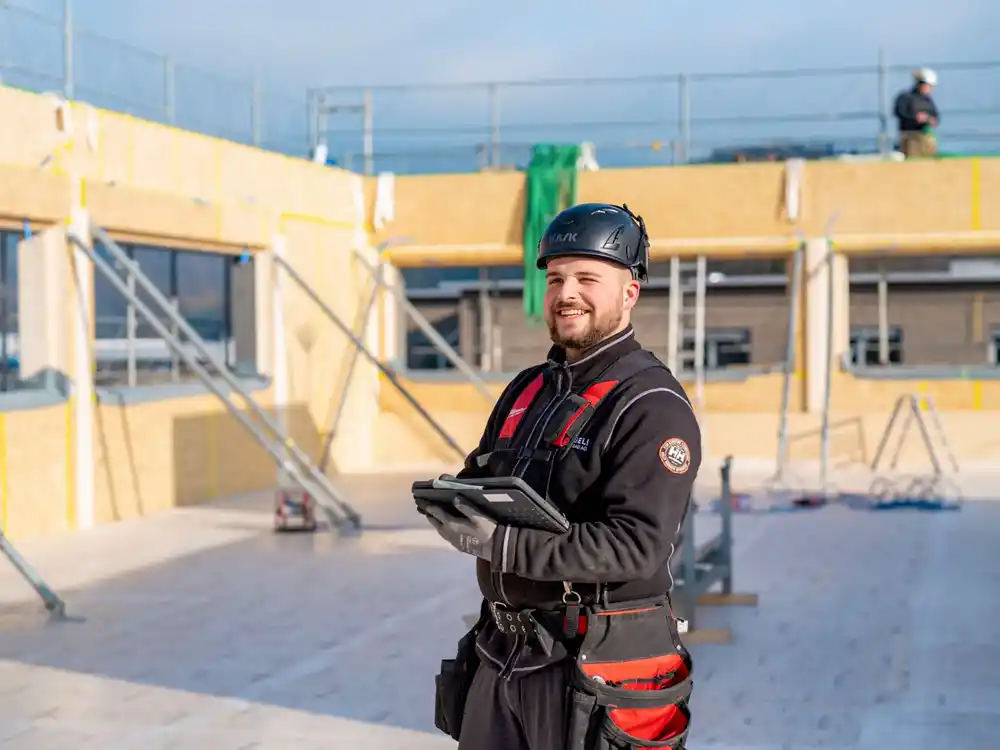 Zwei Mitarbeitende der Vögeli Holzbau AG besprechen eine Baustelle