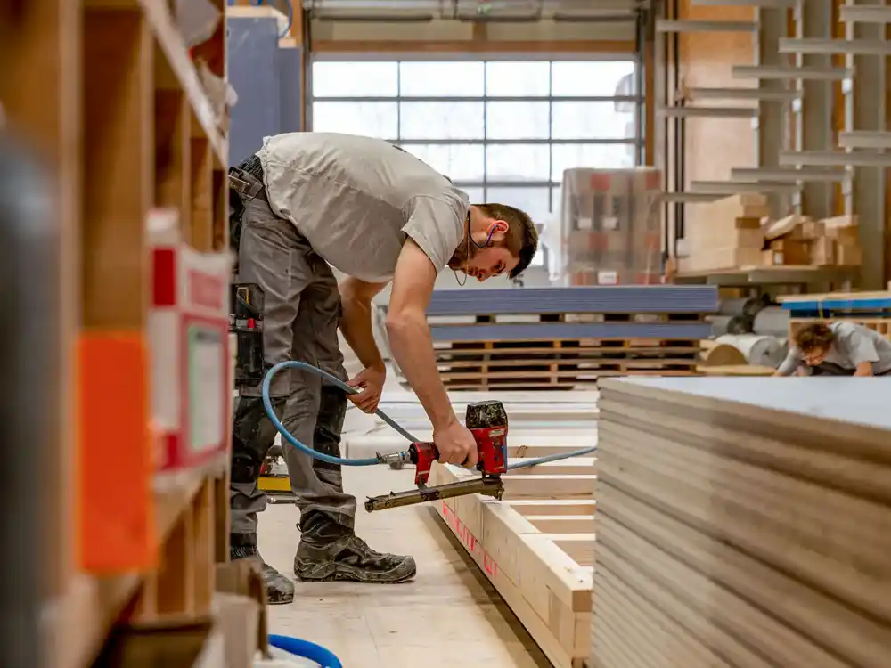 Zwei Mitarbeitende der Vögeli Holzbau AG besprechen eine Baustelle