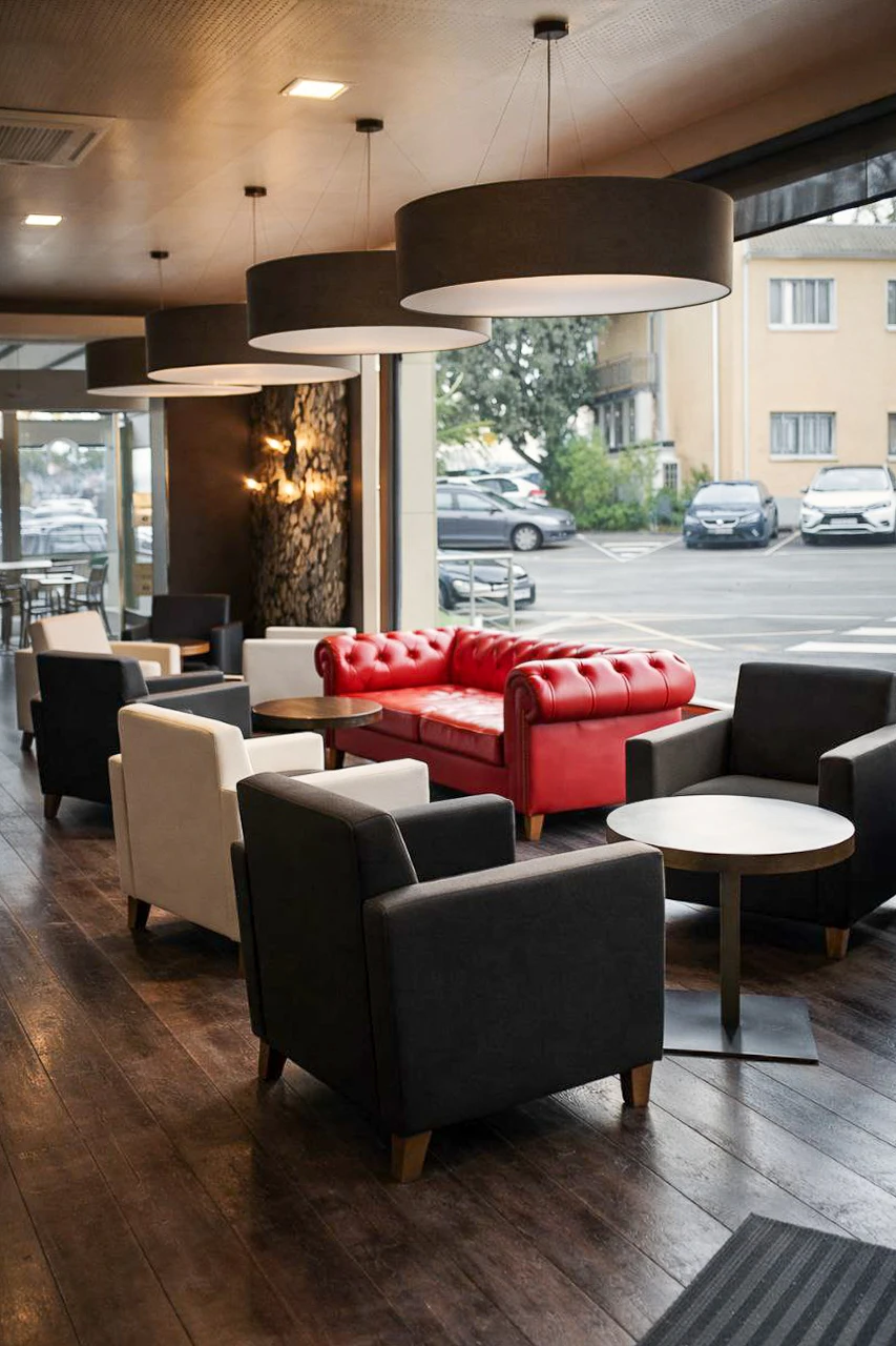 Mobiliario tapizado en una zona lounge