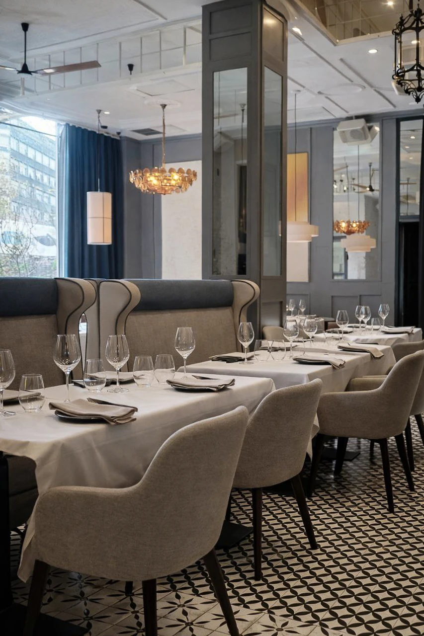 Bancos tapizados en comedor de restaurante