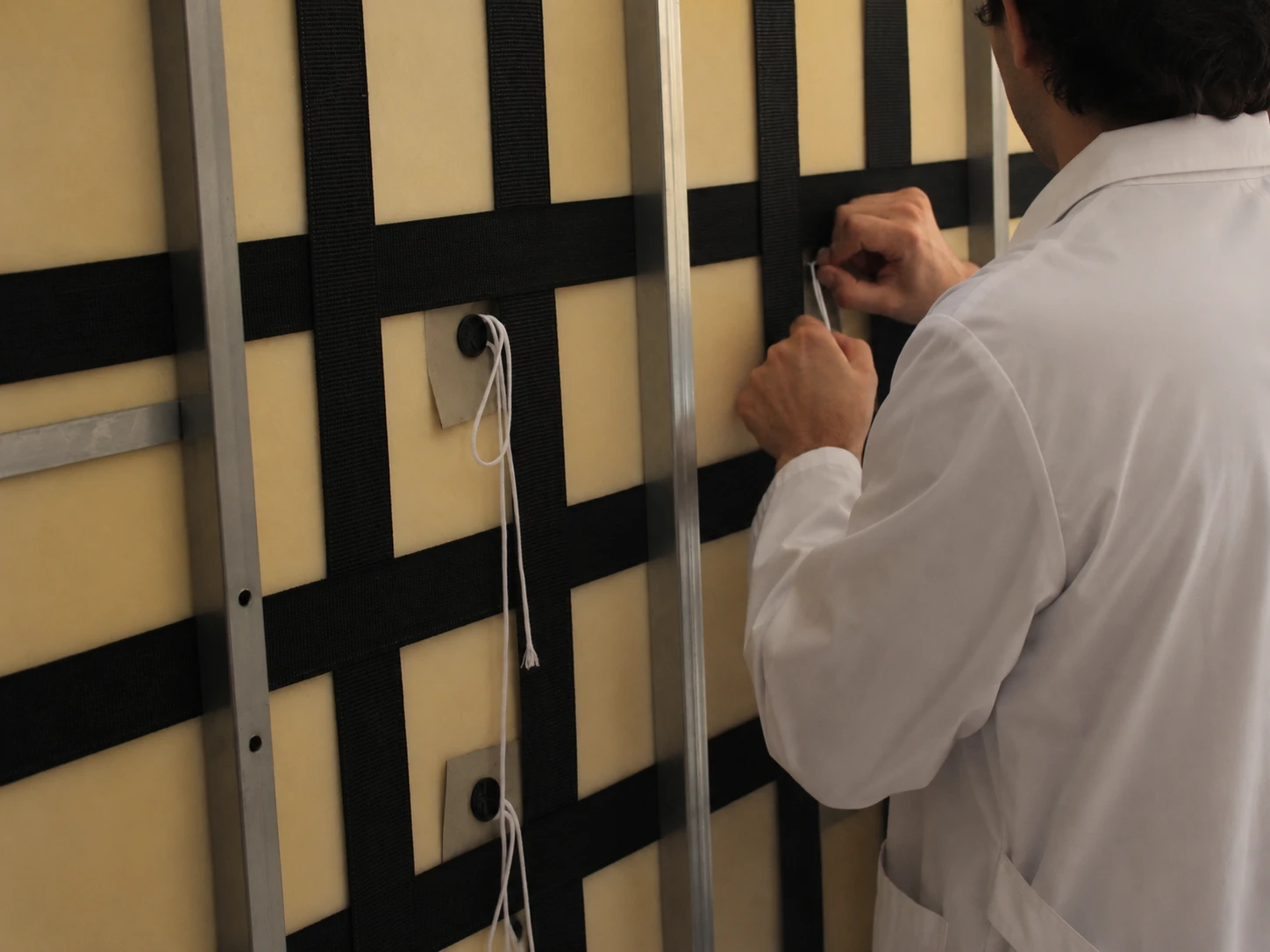 Trabajo de tapicería sobre la estructura interior de una pieza