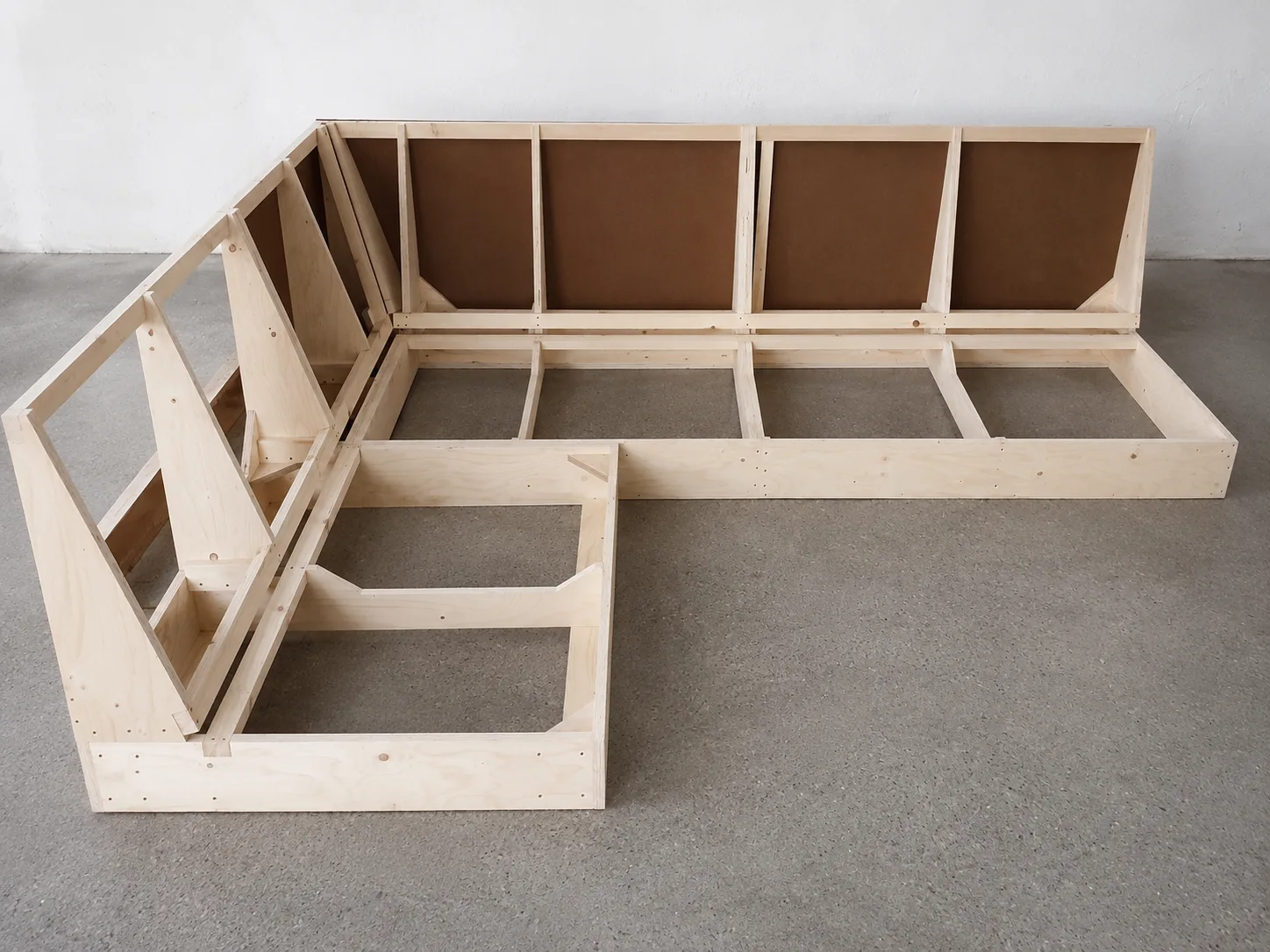 Estructura de sofá a medida en proceso de fabricación