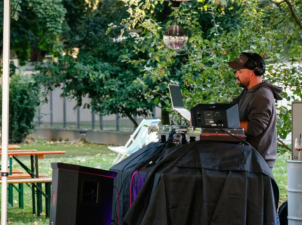 Ein DJ der an seinem Pult Musik spielt