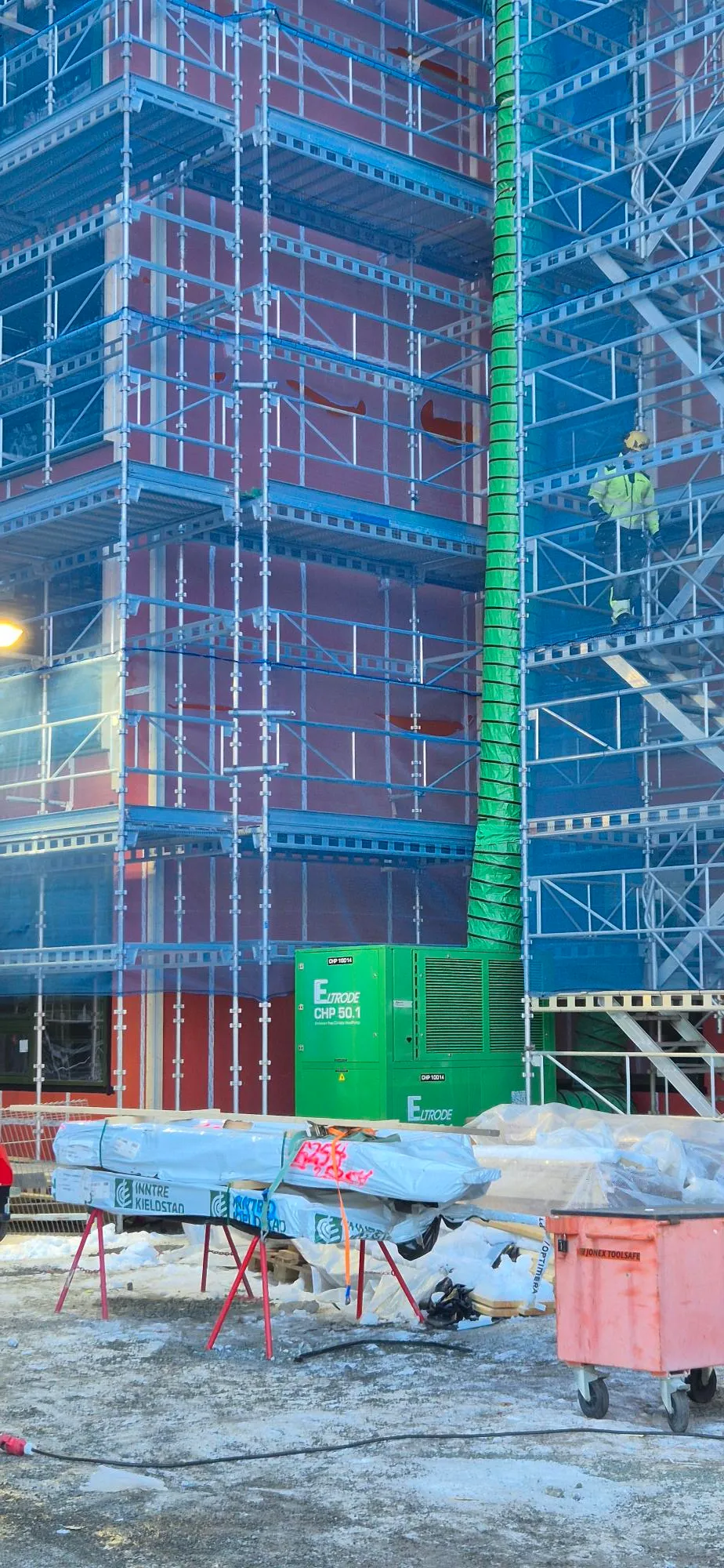 Eltrode CHP50.2 varmepumpe på byggeplass stående under stillas 2