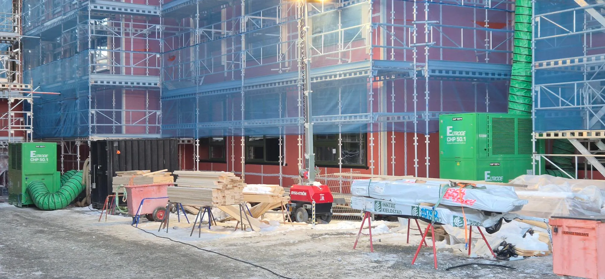 Eltrode CHP50.2 varmepumpe på byggeplass sett fra avstand