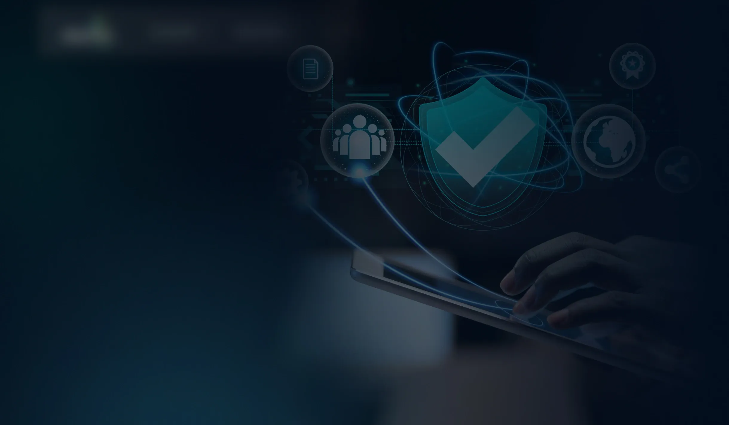 Manos usando una tableta digital con iconos flotantes que representan seguridad cibernética, personas, documentos y conexión global.