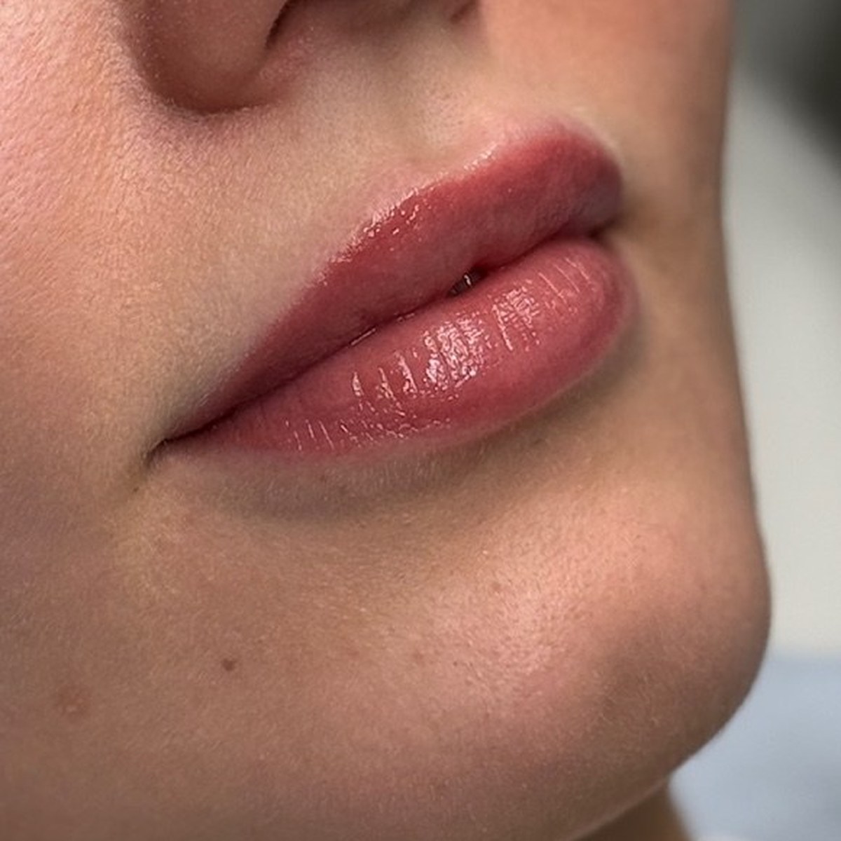 Natural Permanent Make-up Lippen in zartem Rosa, Permée Berlin