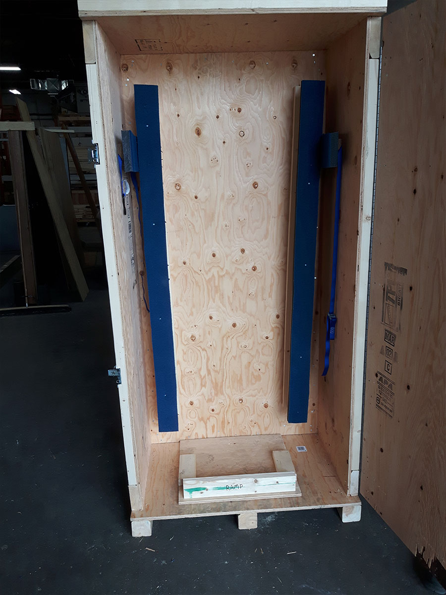 Trade show crate with removable wall panel for tool-free setup