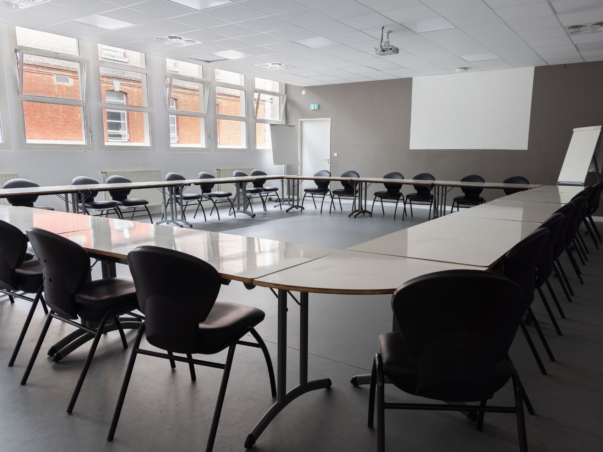 Large meeting room (30 people) at Auberge de jeunesse HI Amiens