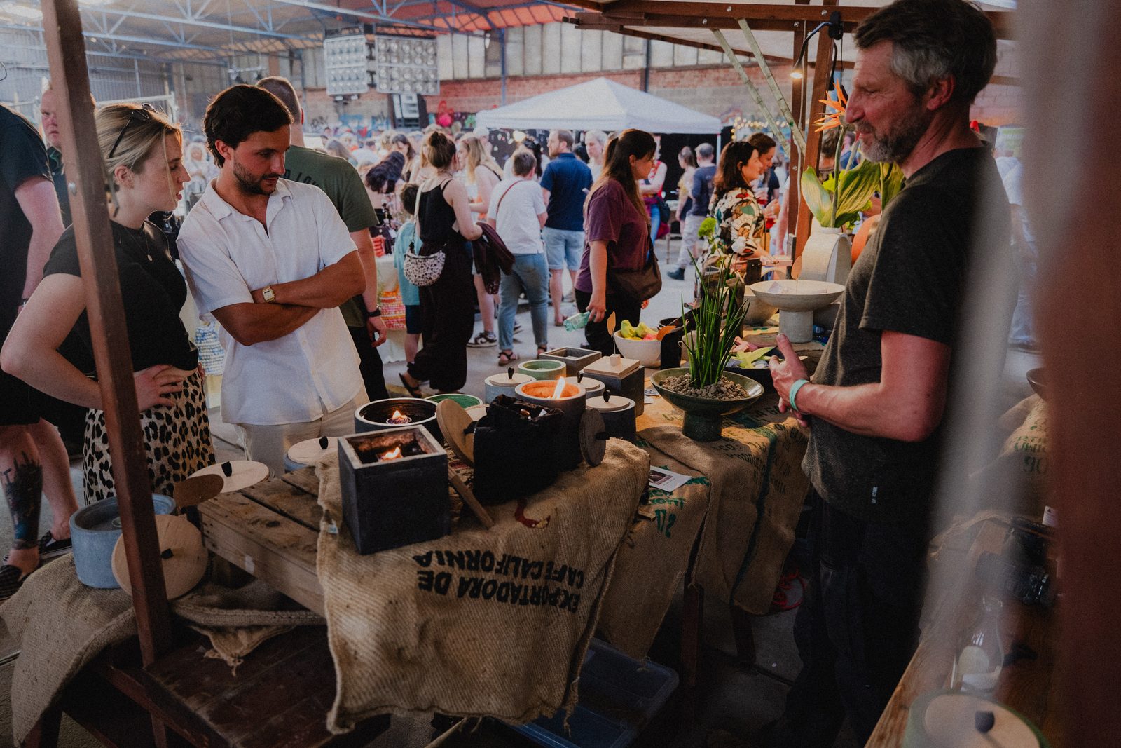 Aussteller im Gespräch mit Besuchern an seinem Stand beim Gail Nightmarket