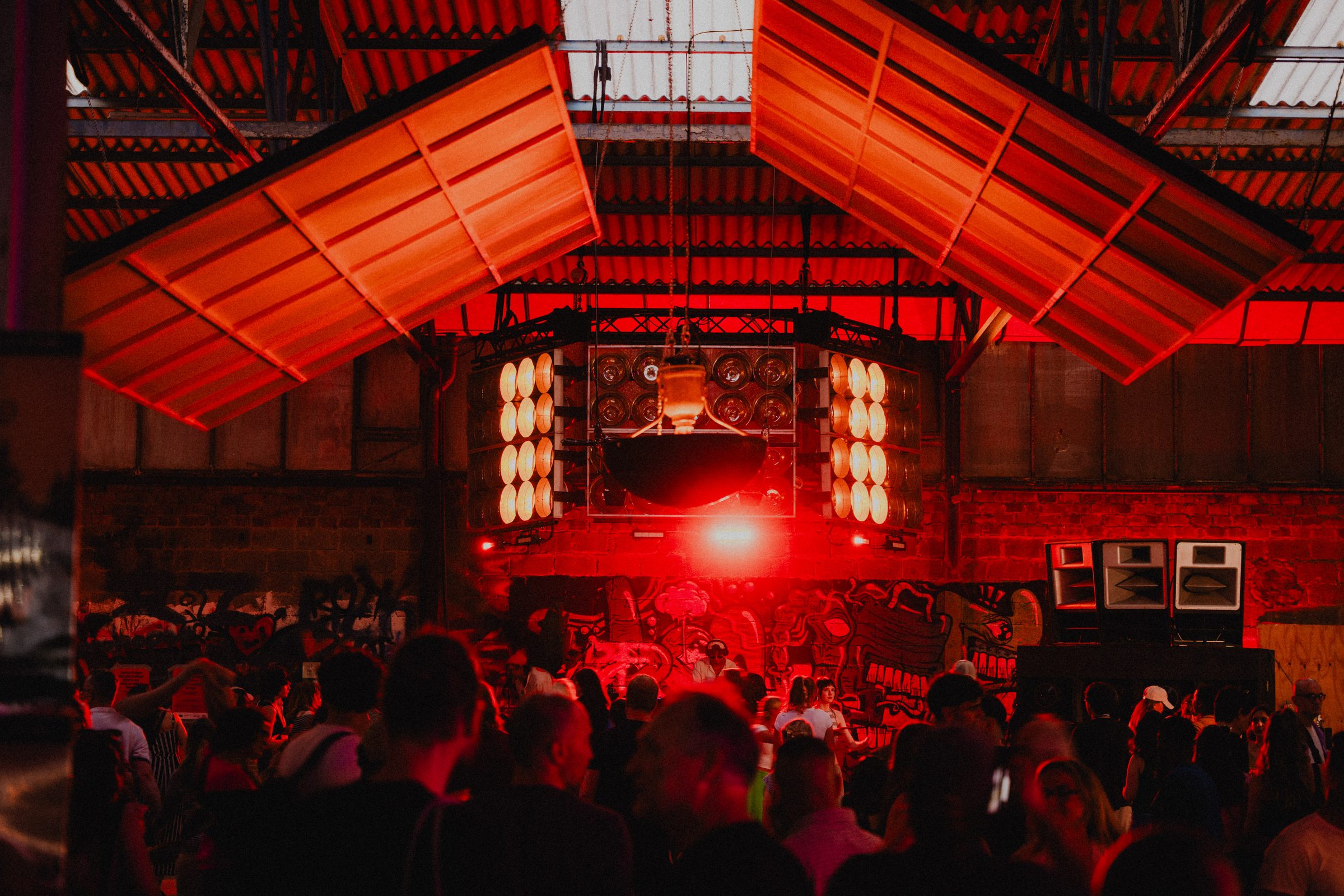 Besucher auf dem Gail Nightmarket in der Gail'schen Fliesenfabrik Gießen