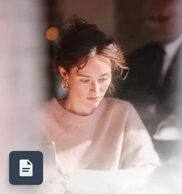 Mulher estudando com laptop