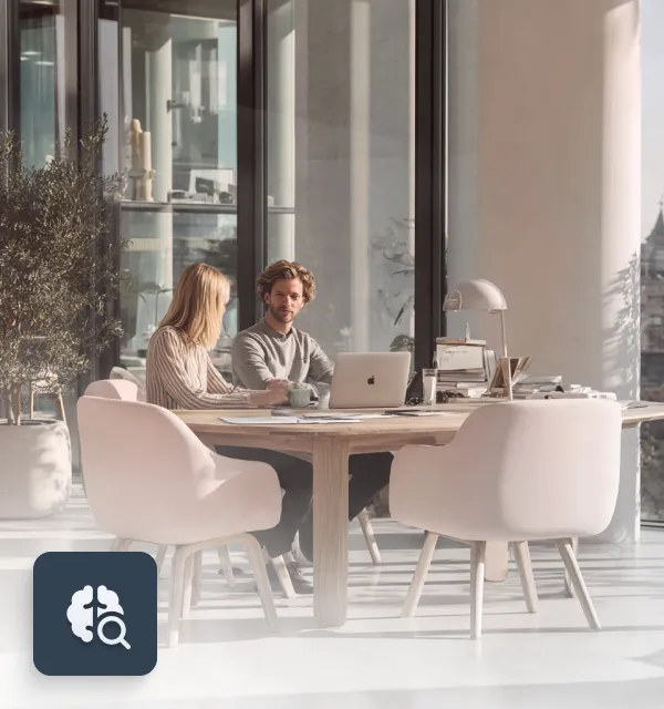 Casal conversa em mesa