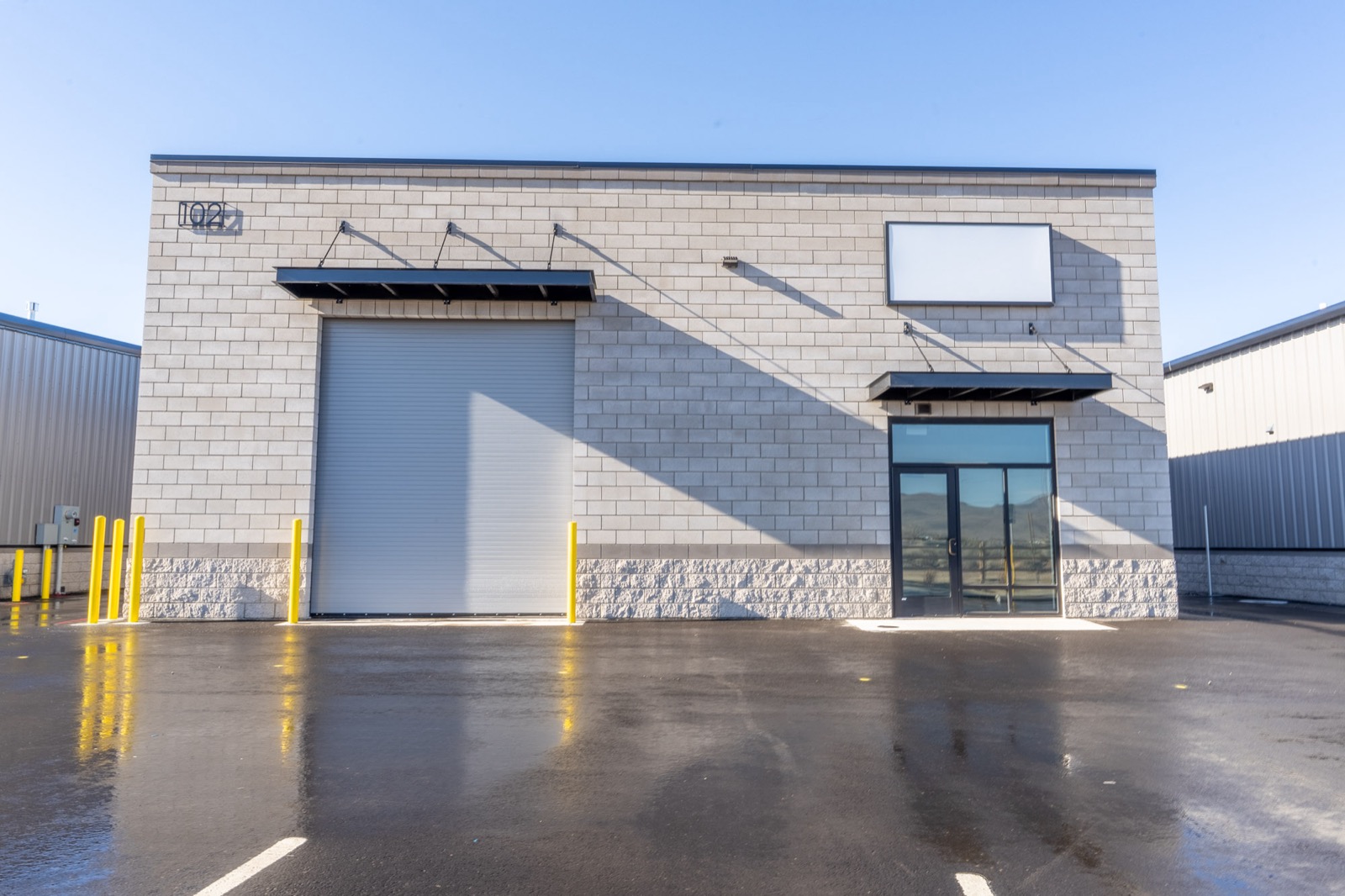 Premium flex unit storefront for golf simulator