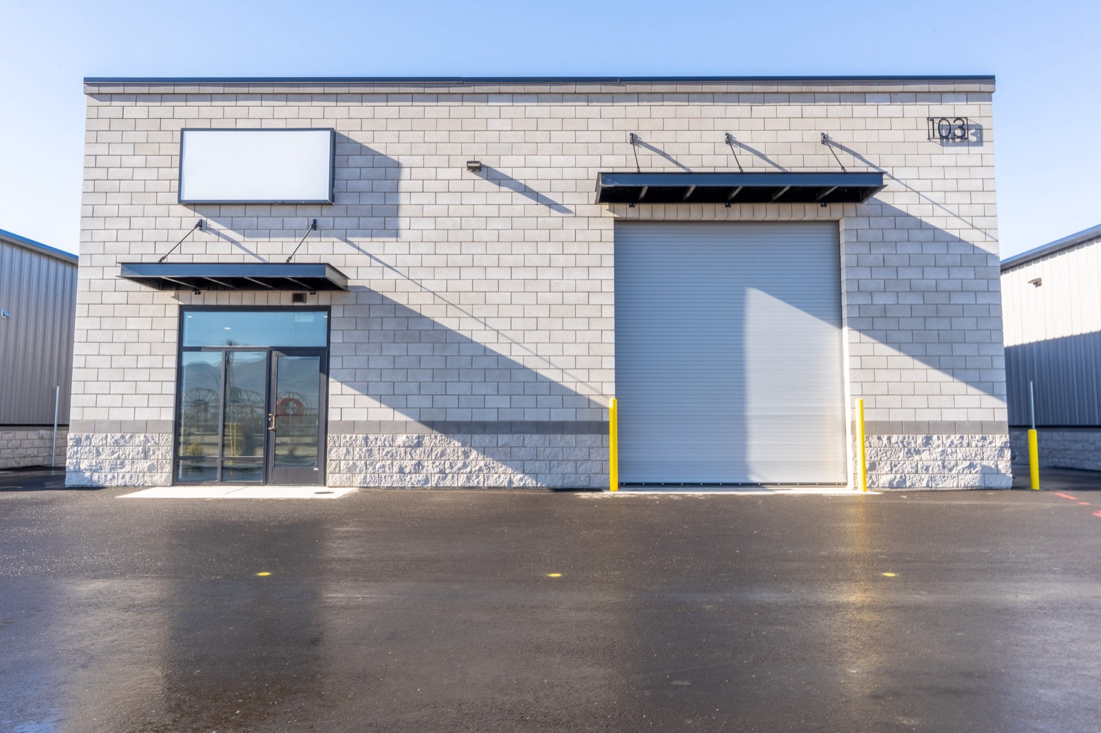 Premium flex unit storefront for private workshop