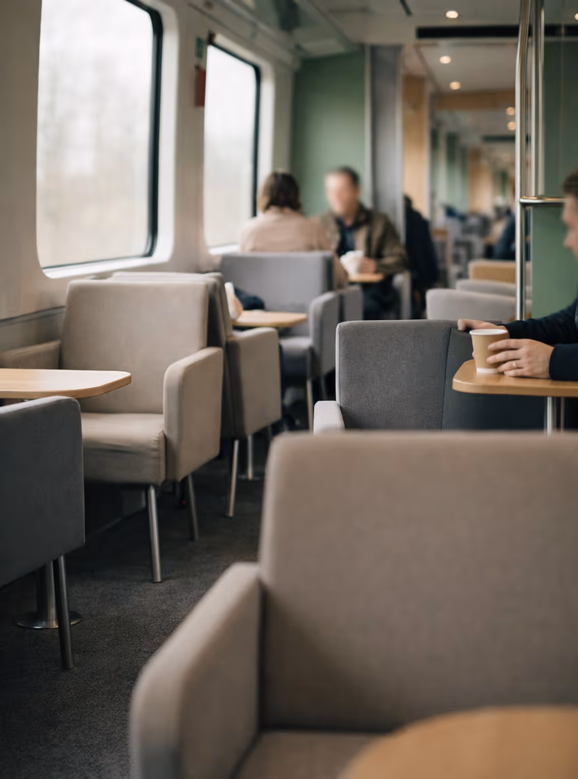 Lounge-Waggon: Elegant lounge carriage interior with comfortable seating and warm lighting.