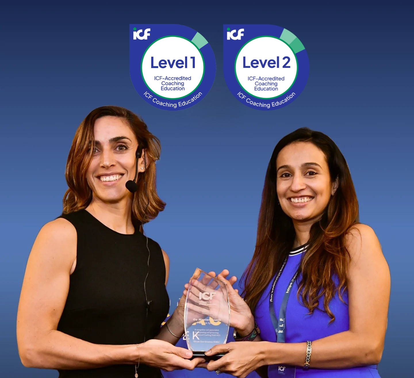 Deux coachs professionnels tenant une récompense de l'ICF lors de la remise de prix de coaching GoMasterCoach