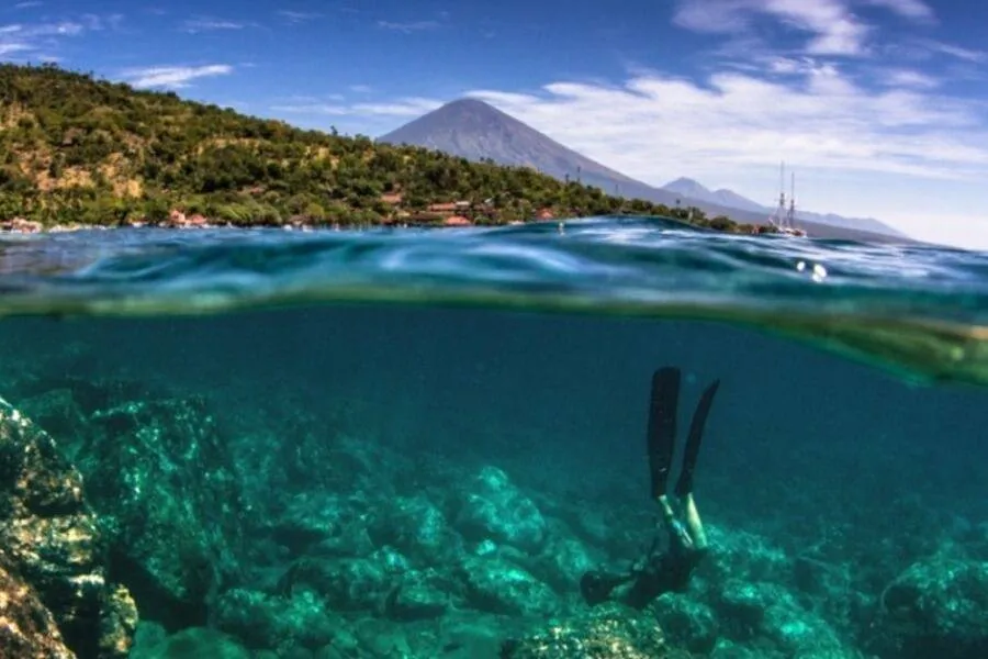 Freediving in Bali: surfing under the ocean