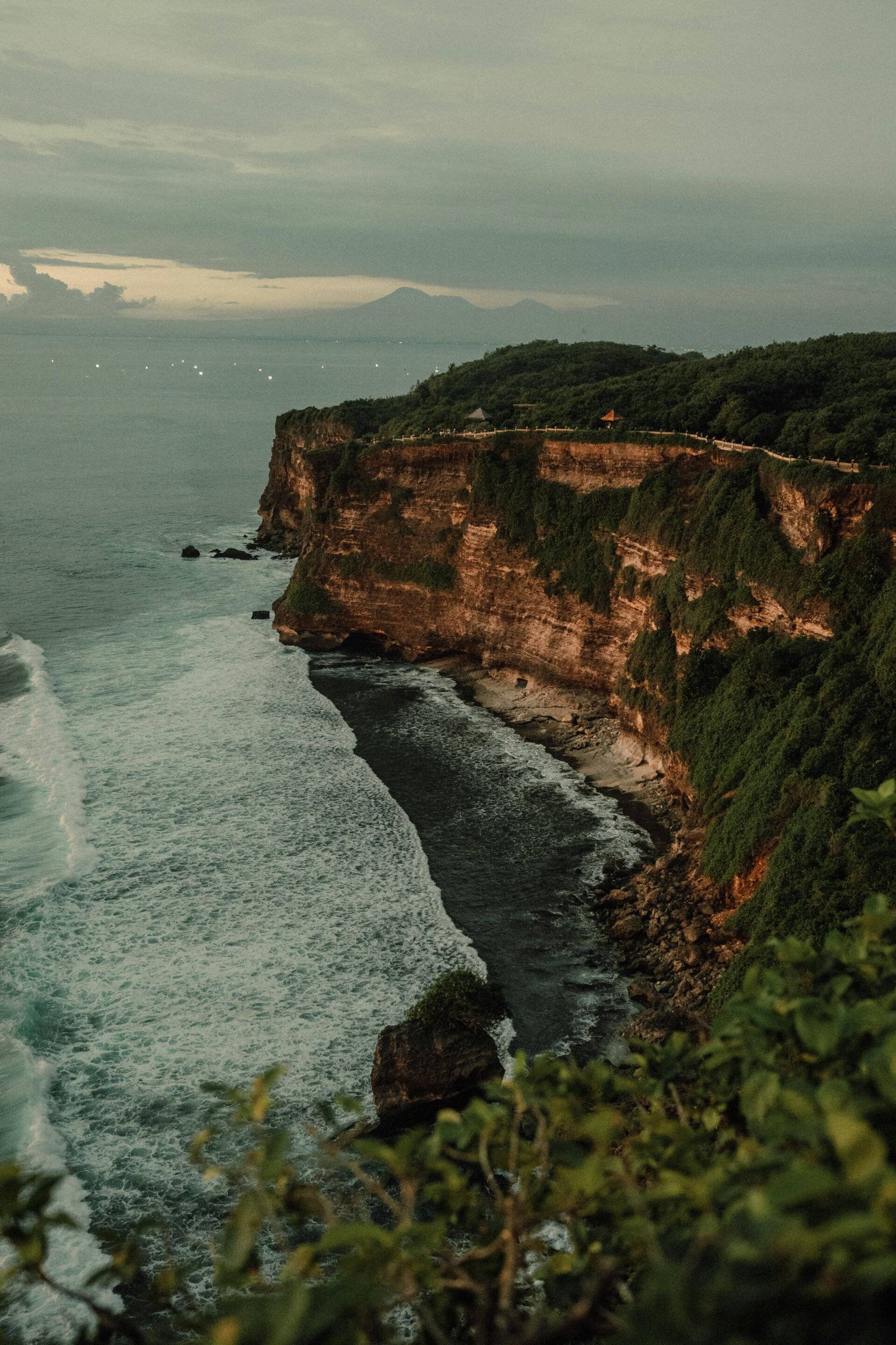 Surfing Uluwatu Safely: Tides, Reefs; How Surf Camps Keep You Protected