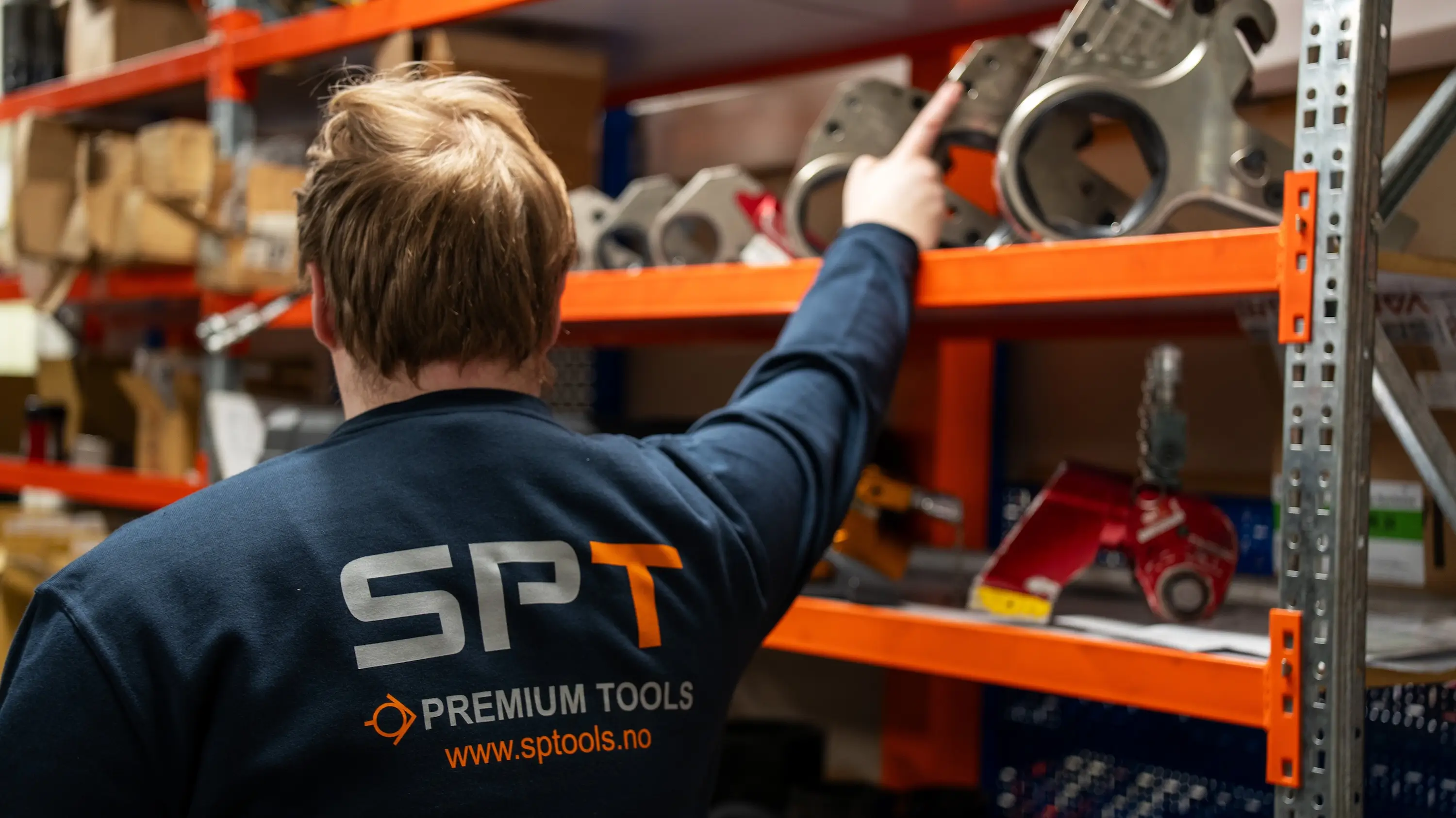 Mann som henter verktøy fra en hylle hos SP Tools