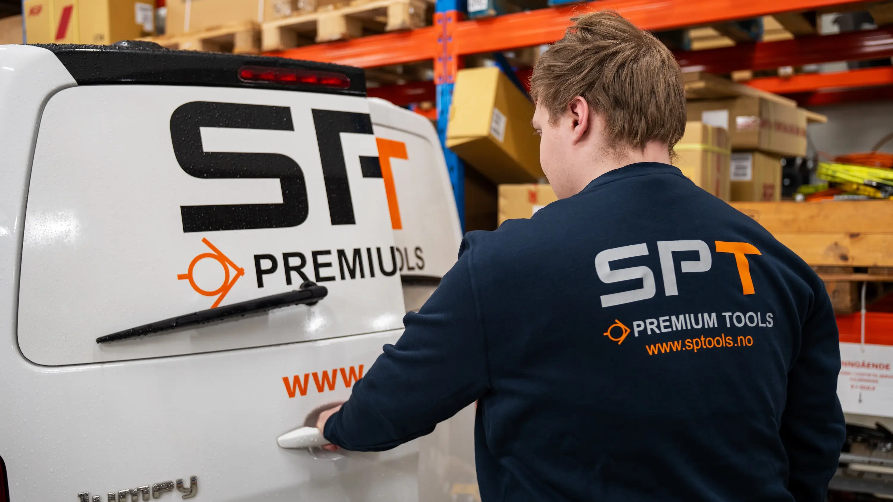 Mann som åpner bakdøren på en bil til SP Tools