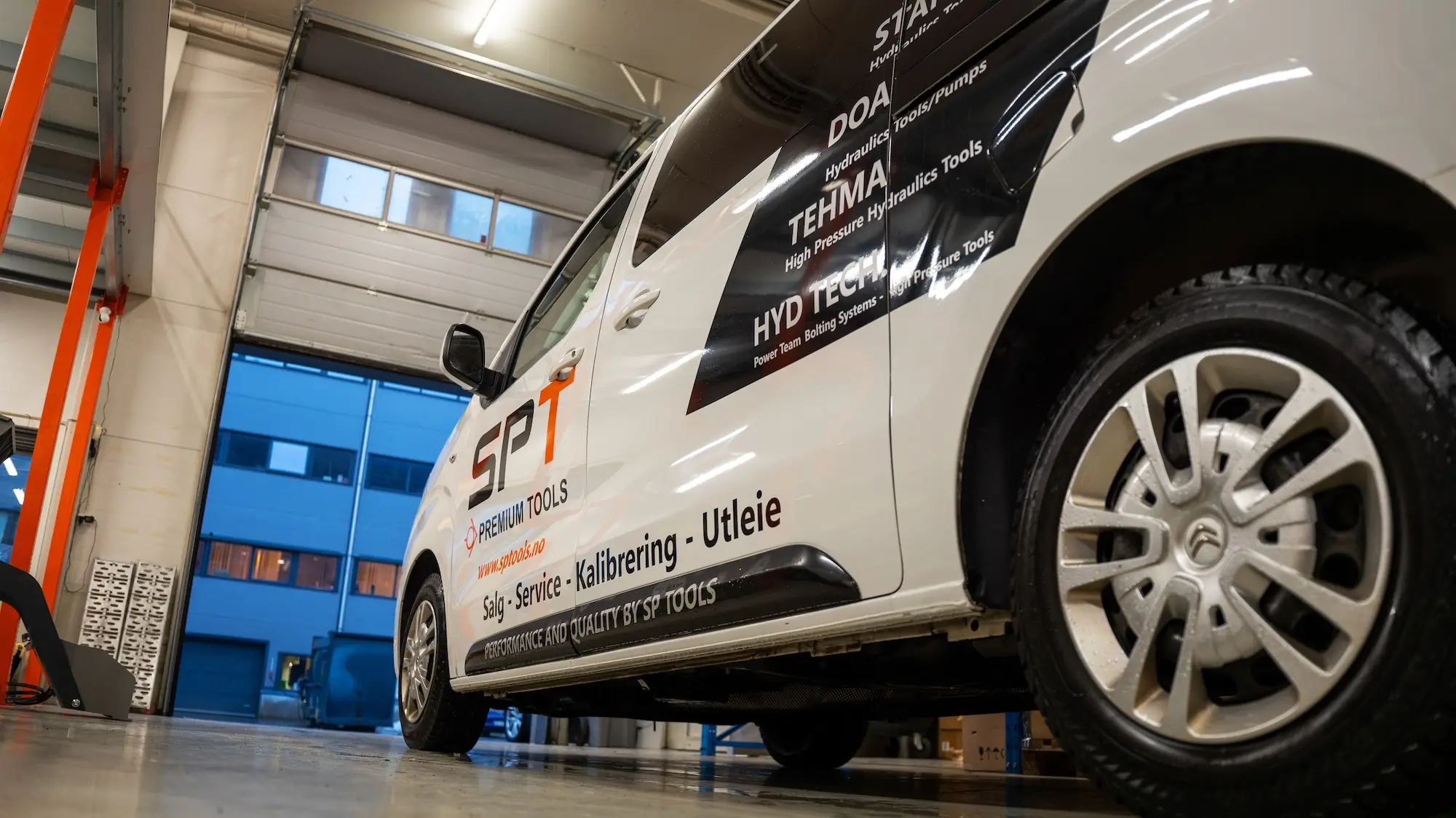Varebil fra SP Tools som står inne på lageret.