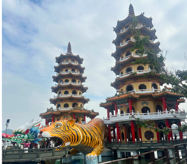 高雄の観光地・龍虎塔