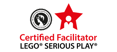 Zertifizierter Moderator mit schwarzem Kopf- und Schulter-Icon in rotem Stern und rundem Logo der Master Trainers Academy.