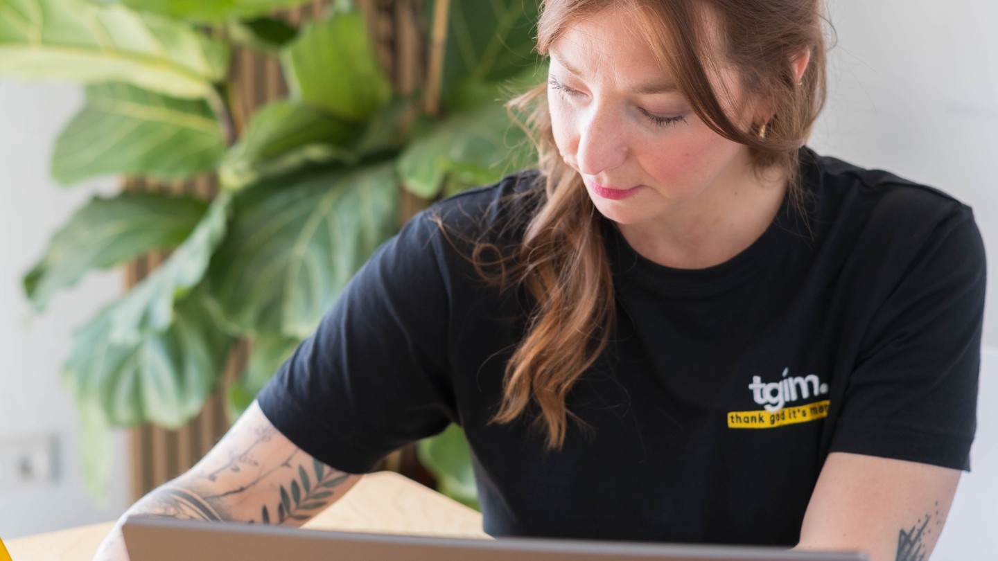 Tanja von tgim hört zu und schreibt mit