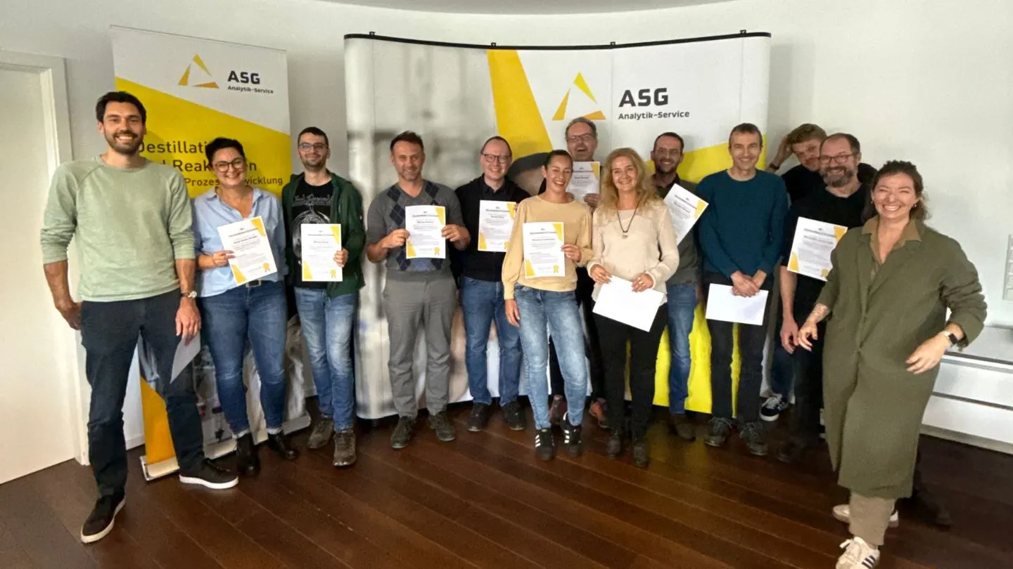 Das Team von ASG hält die OKR-Zertifikate zum Abschluss in der Hand.