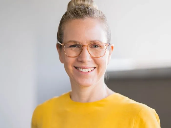Lisa von tgim lächelt in die Kamera.