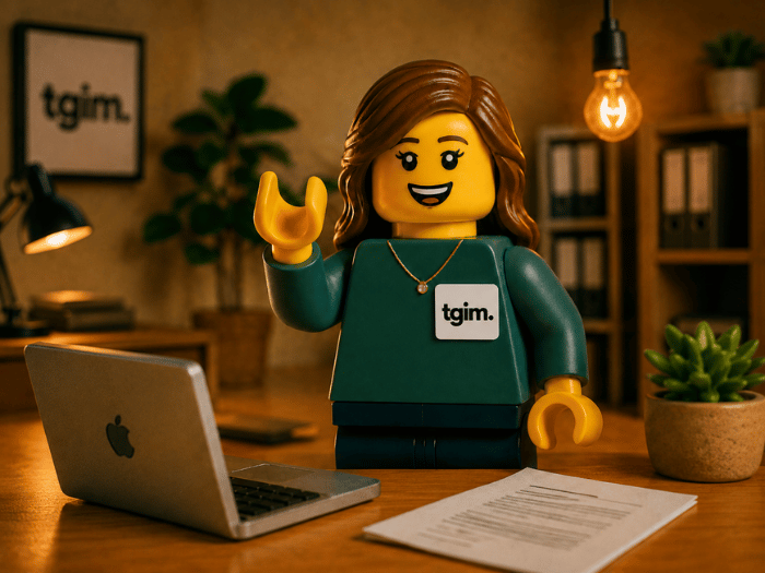 LEGO-Figur mit tgim-Logo am Laptop als Visual für LEGO® SERIOUS PLAY® Workshop-Methodik