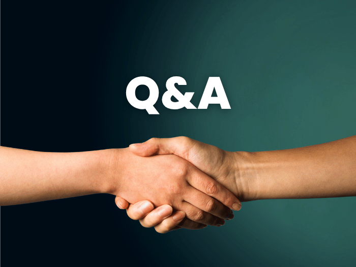 Zwei Hände reichen sich vor einem dunkelgrünen Hintergrund die Hand. Darüber steht „Q&A“ – als Symbol für Dialog, Verständigung und gemeinsame Konfliktlösung.