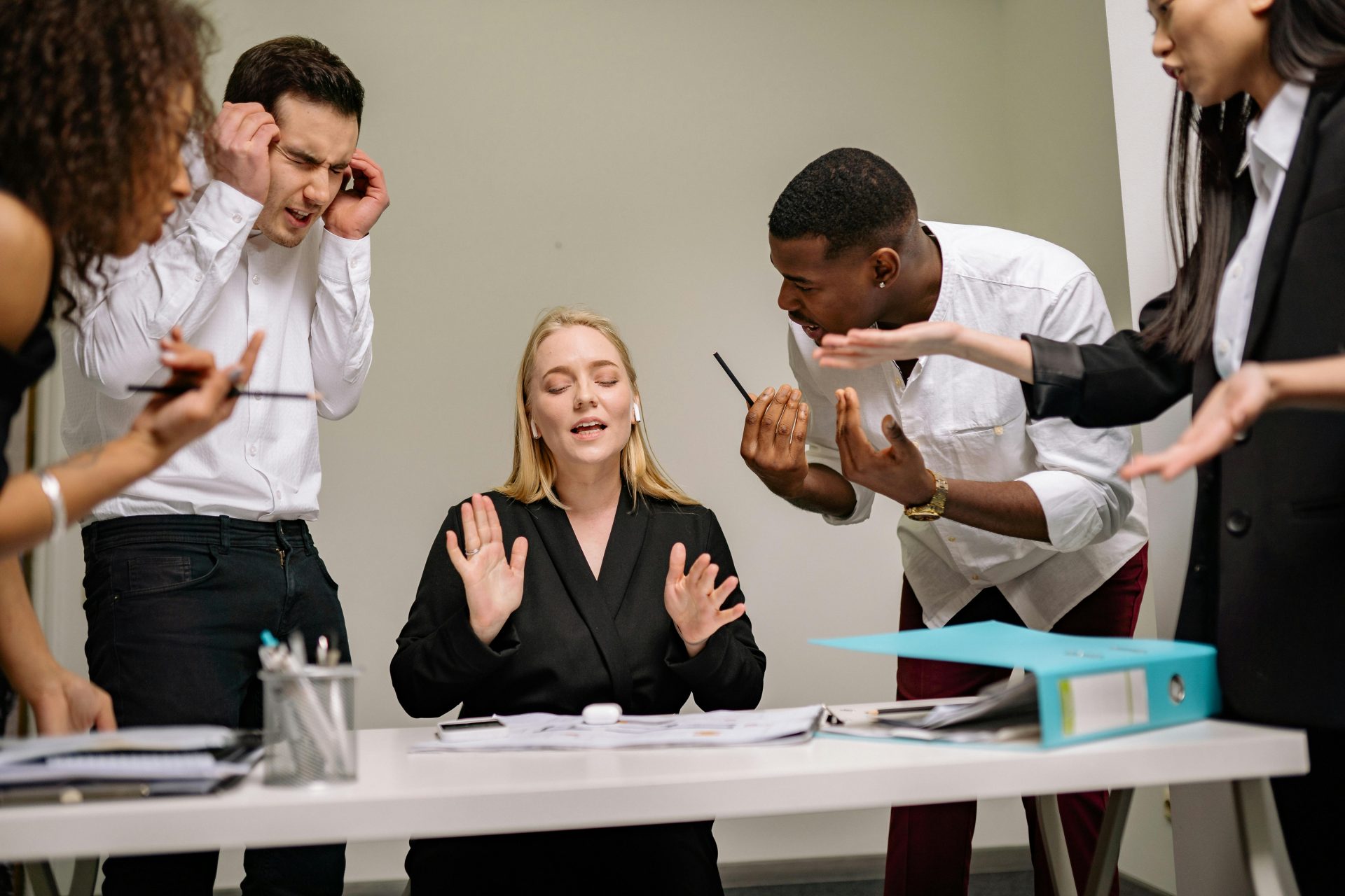 Ein Team mit Kommunikationsproblemen diskutiert lautstark.