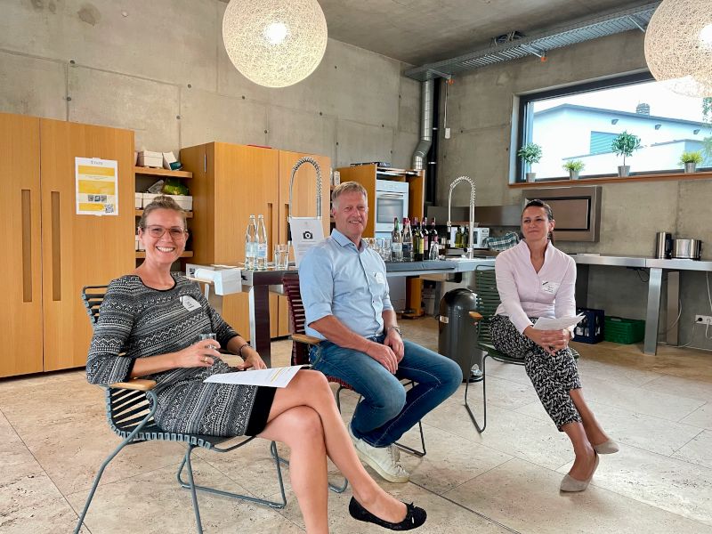 Lisa & Julia von tgim mit dem Referent Lothar Kreutz