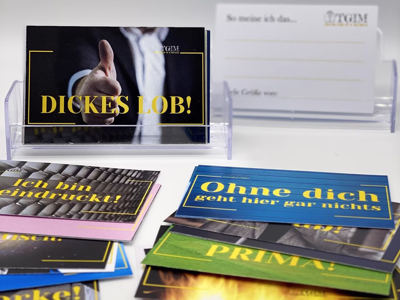 tgim-Jubelkarten mit wertschätzenden Botschaften liegen auf einem Tisch.
