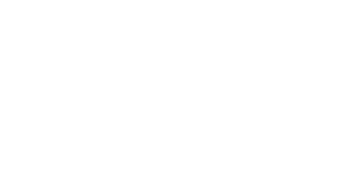 Taza blanca con bebida caliente y espuma con polvo de cacao sobre fondo negro.