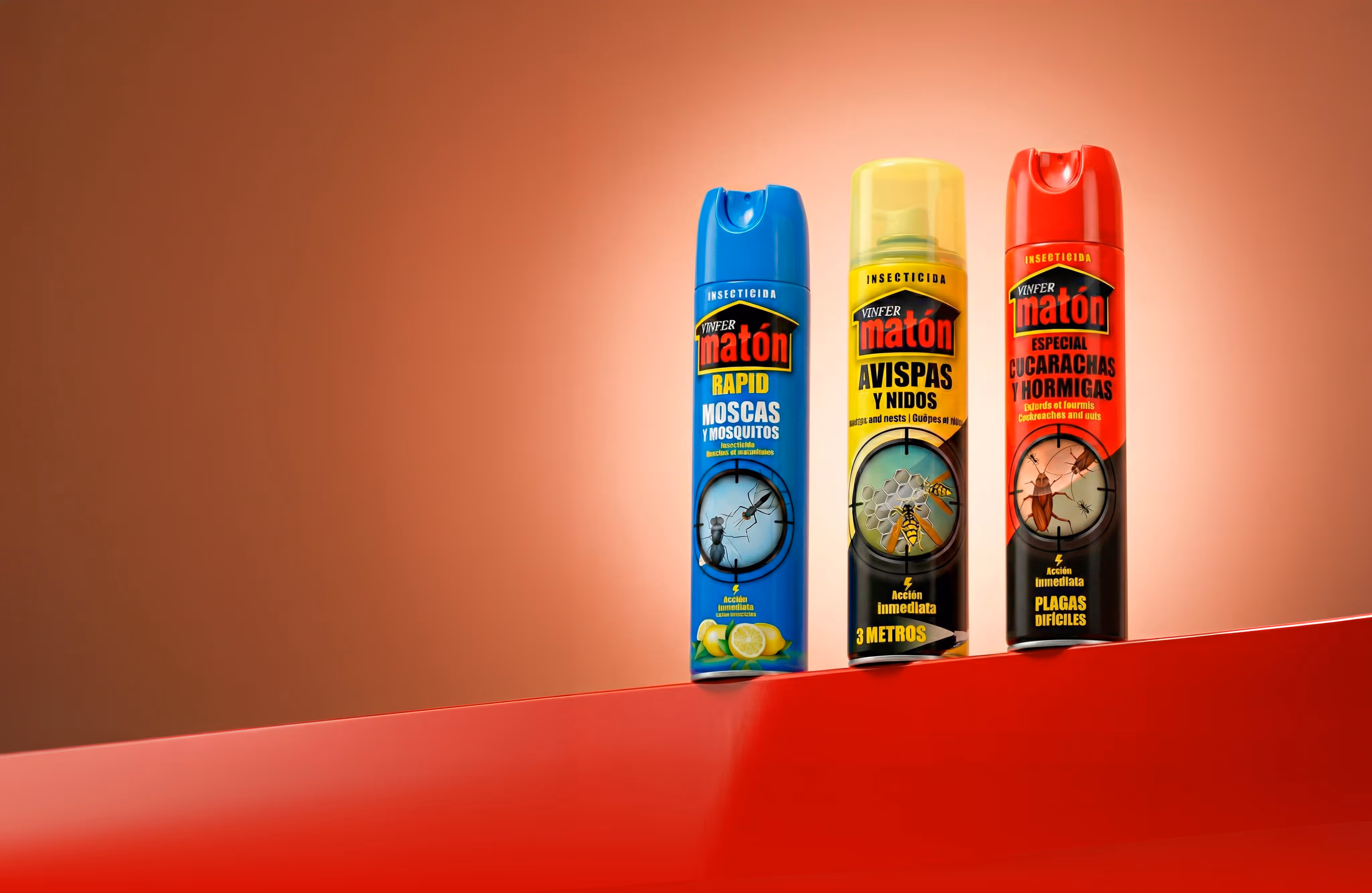 Tres botes de insecticida Vinfer Matón en colores azul, amarillo y rojo para moscas y mosquitos, avispas y nidos, y cucarachas y hormigas.