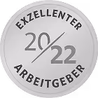 Rundes silbernes Abzeichen mit der Aufschrift ‚Exzellenter Arbeitgeber 2022‘.