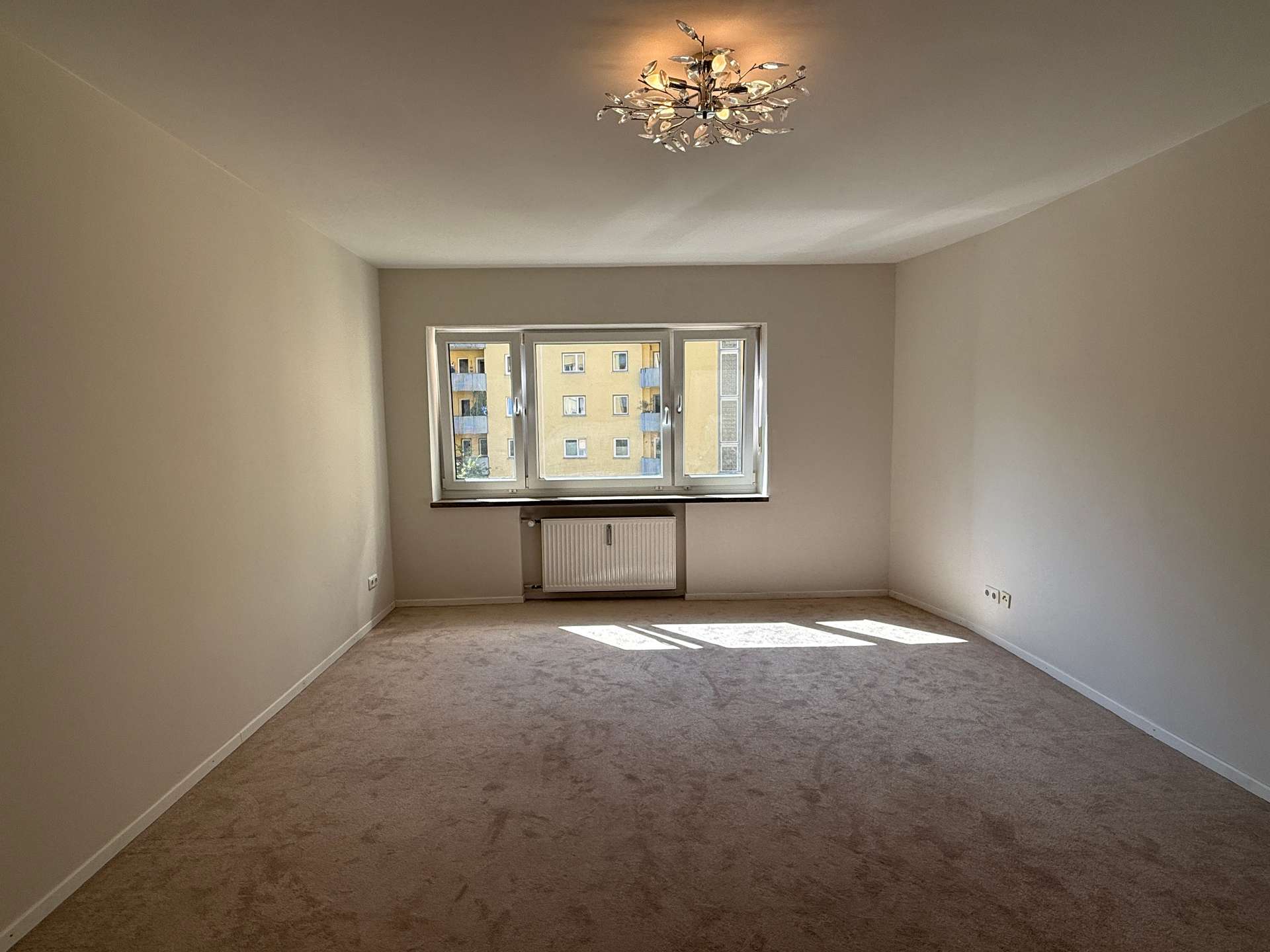 geräumiges Schlafzimmer
