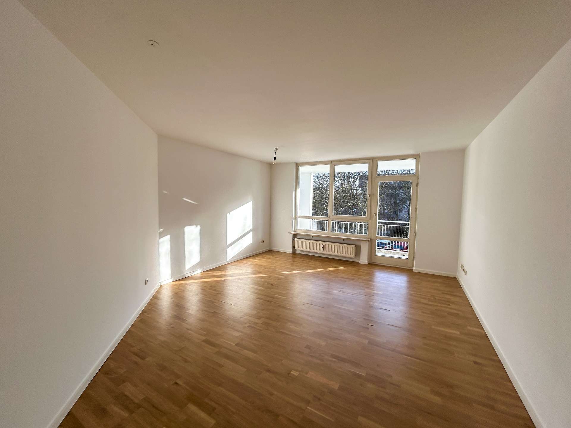 geräumiges Wohnzimmer 