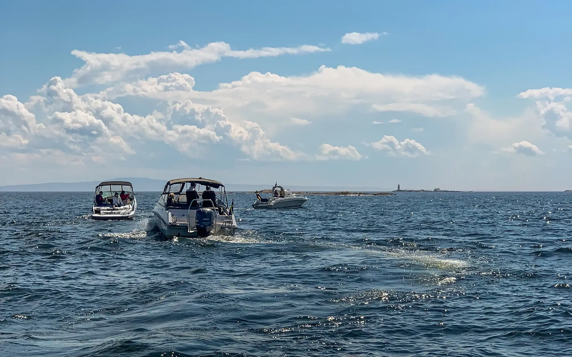 Ett led av båtar på vänern