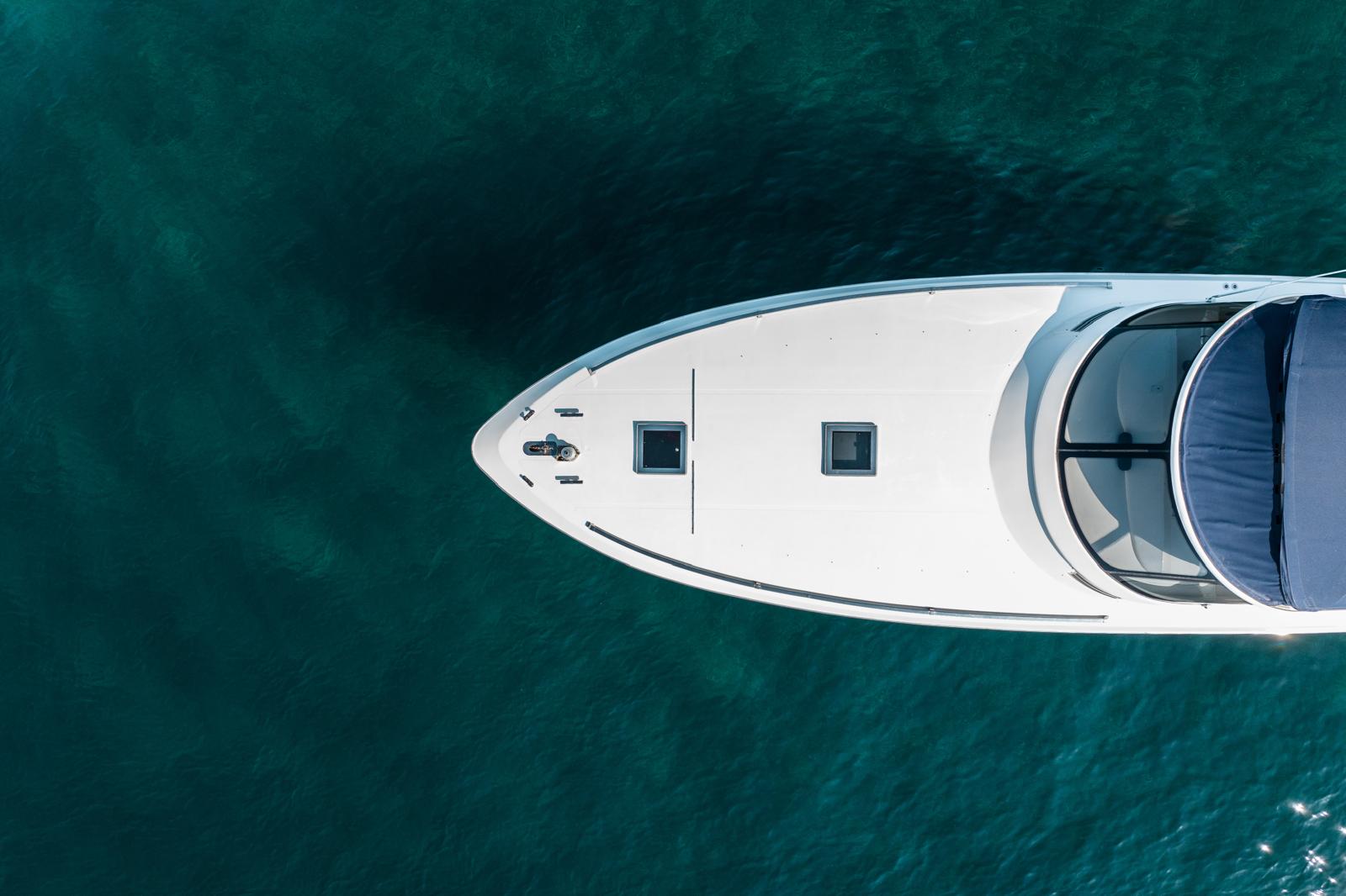 Yacht de luxe naviguant sur les eaux turquoise de la Côte d’Azur