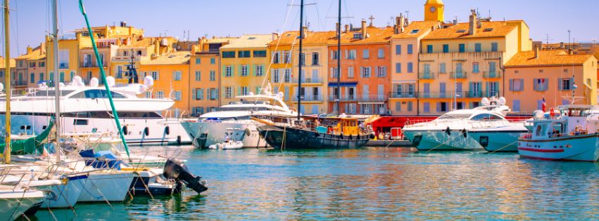 Superyacht moderne naviguant au large de Saint-Tropez, location de bateau de luxe pour vos vacances.