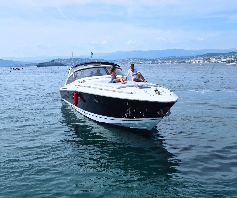 Jet ski et annexe prêts à bord d’un yacht de location, Côte d’Azur, France.