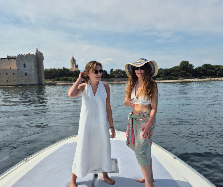 Équipage professionnel accueillant des invités sur un yacht, location de luxe Saint-Tropez.